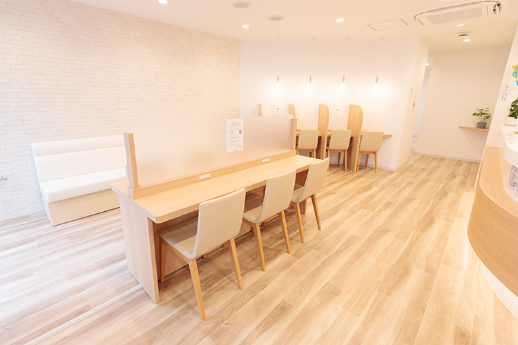 横浜綱島フォレスト内科・呼吸器クリニック 横浜市港北区 カフェをイメージした温かみのある待合室