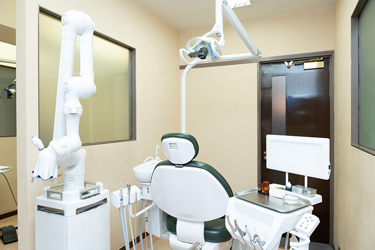 美都デンタルクリニック 世田谷区 個室タイプの診察室。入口が別々でプライバシーに配慮されている