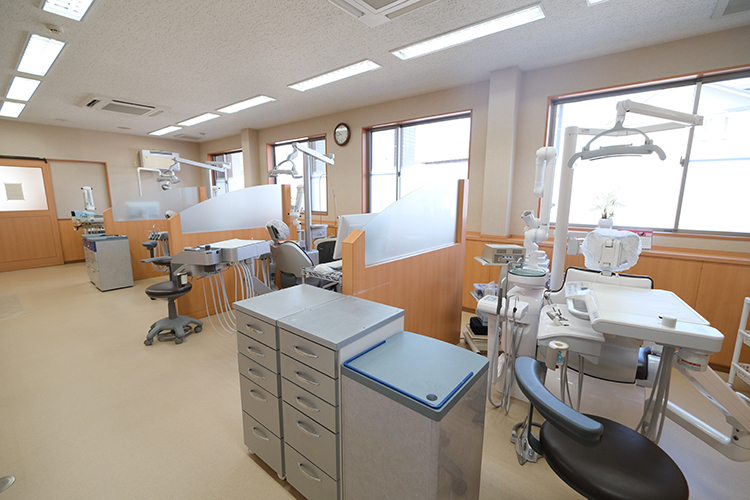 市川歯科 四日市市 半個室で安心して受けられるユニット