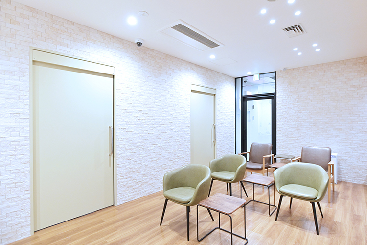 京都駅前耳鼻咽喉科アレルギー科クリニック 京都市下京区 リニューアルされており清潔感のある待合室