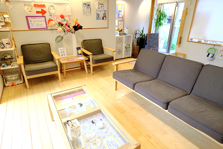かえこ歯科医院 鴻巣市 木のぬくもりとアロマの香りに包まれた待合室