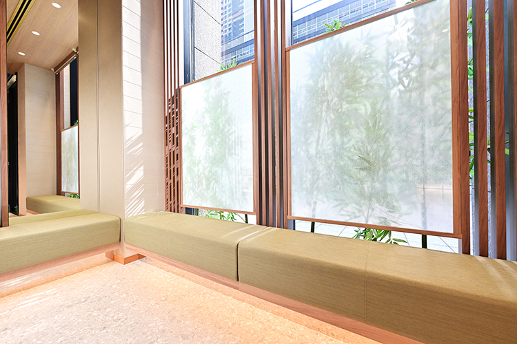 東京ICCHO日本橋歯科・矯正歯科 中央区 天井が高く、窓から日の光が入る明るい待合室