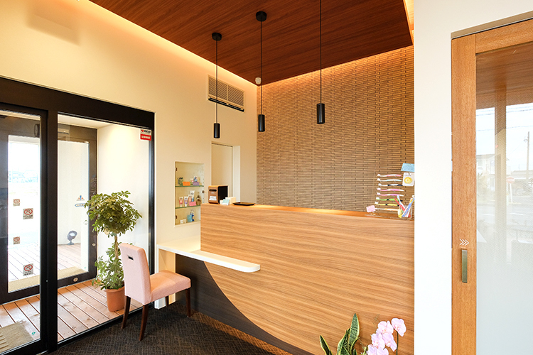 おとなとこどもの歯医者さん やまむら歯科 江南市 受付ではスタッフが温かく迎え入れる