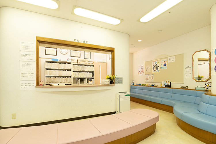 あめさら耳鼻咽喉科 津市 車いすでも利用しやすいよう広い通路を確保する