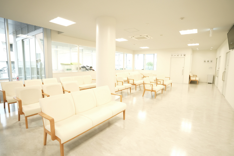 烏山慶友整形外科･内科総合クリニック 世田谷区 広々とした待合室だけでなく、クリニックに珍しいテラスも完備