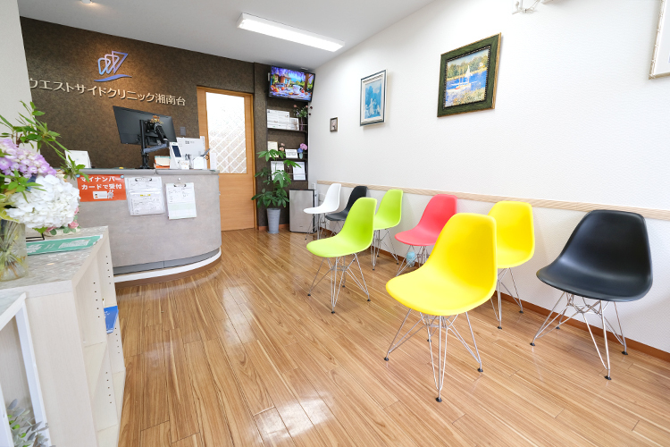 ウエストサイドクリニック湘南台 藤沢市 木目を基調とした温かみのある待合室