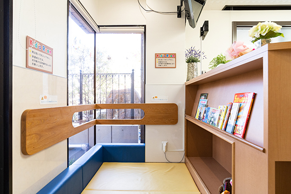 熊谷医院 土岐市 待合室の奥には、キッズスペースも完備されている