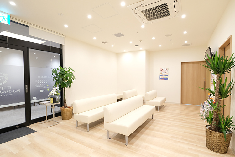 戸田わらびみみはなのどクリニック 蕨市 白を基調とした清潔感のある待合室