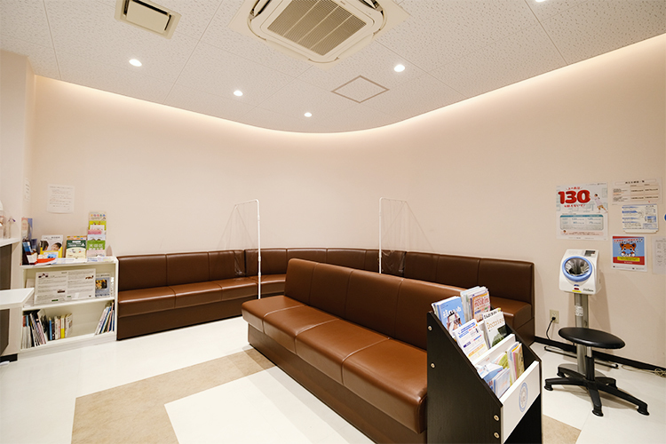 まごめ内科・腎クリニック 大田区 広々とした院内でくつろげる雰囲気