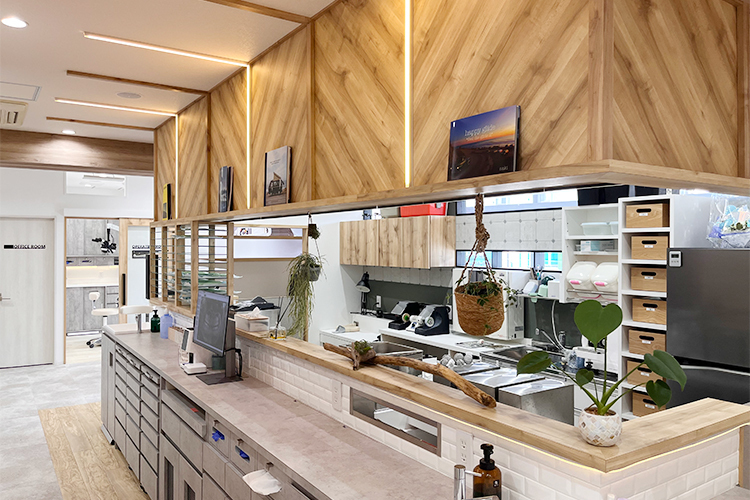 寒川駅前ファースト歯科 高座郡寒川町 院内の中心には、開放感のある技工スペースを設置