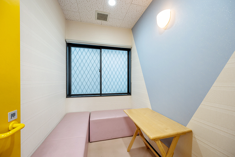 武石クリニック 福岡市早良区 完全個室の待合室。発熱などの症状がある場合はこちらへ案内する