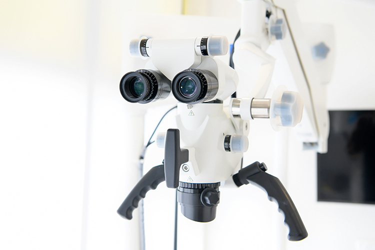 まくはりエキ総合歯科・まくはりキッズデンタル 千葉市花見川区 治療では、マイクロスコープを用いて進めることも