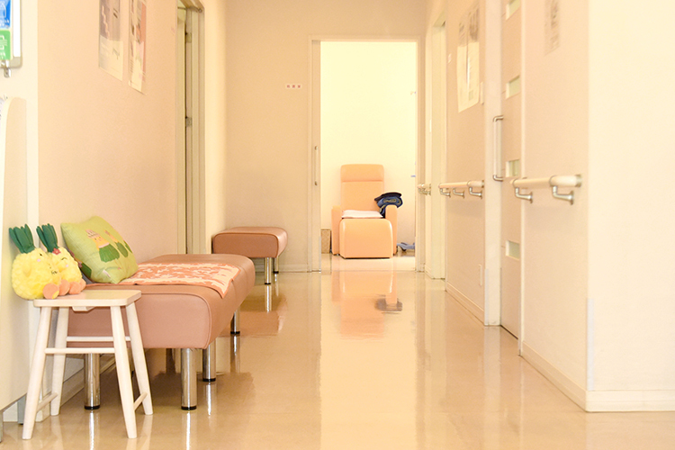 ひろ整形外科クリニック 香芝市 診察前の緊張を和らげてくれる明るい待合室