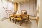 船曳歯科医院 神戸市中央区 待合。木を基調とした落ち着きのあるリラックスできる空間