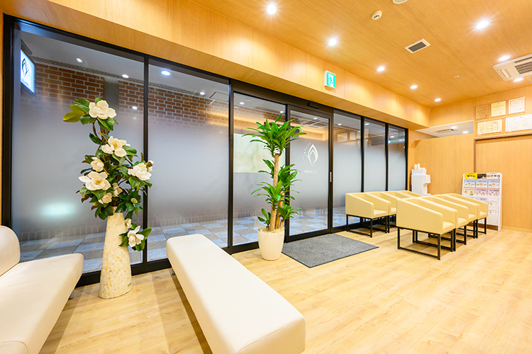 にしな内科 尼崎市 落ち着きのある待合室