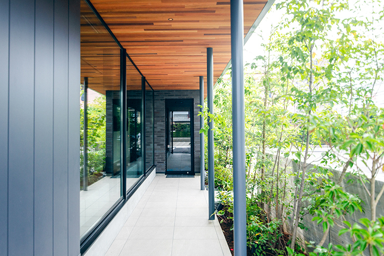 おかざき皮膚科クリニック 松山市 車いすやベビーカーにも優しい、段差のない設計で安心の入り口