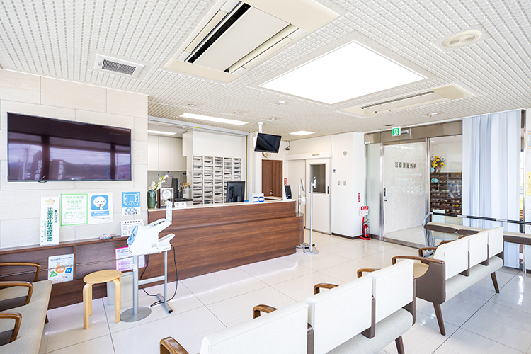 若原整形外科 揖斐郡大野町 開放感のある待合室