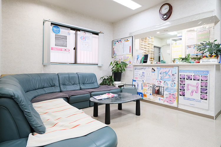 細見医院 尼崎市 ゆったりと過ごせる落ち着いた待合室