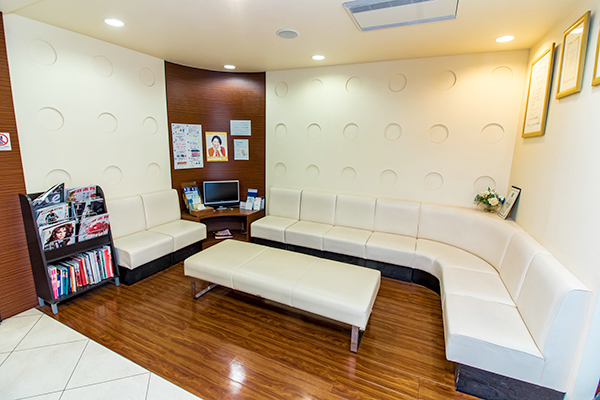 沢井クリニック 西宮市 落ち着いた雰囲気でリラックスできる待合室