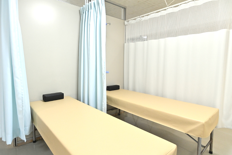 かとうクリニック 池田市 カーテンを閉めると個室にもなる処置室