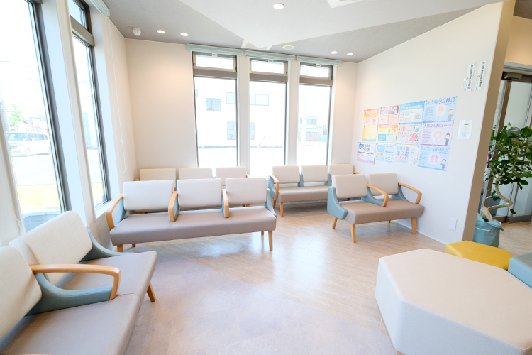 くすのき内科外科クリニック 名古屋市港区 明るく広々とした待合室は居心地の良い空間