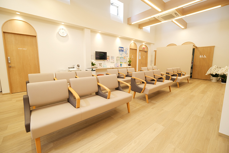 三好丘こば内科クリニック みよし市 明るく開放的な医院は落ち着いた優しいカラーで統一されている