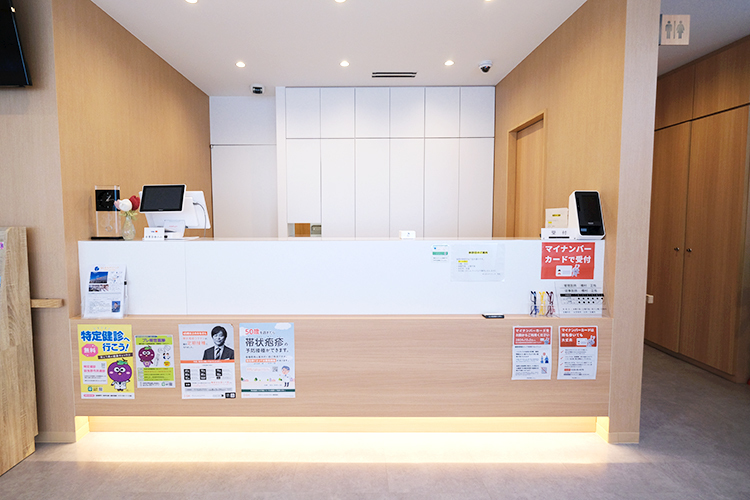 はしむらクリニック 羽曳野市 受付では親切なスタッフが笑顔で出迎えてくれる
