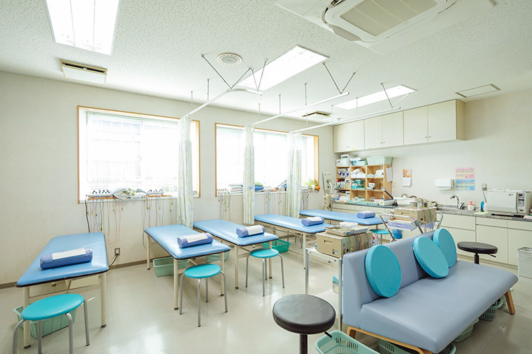 松本クリニック 南宇和郡愛南町 広々と開放感のある処置室で、患者に寄り添う治療を行う