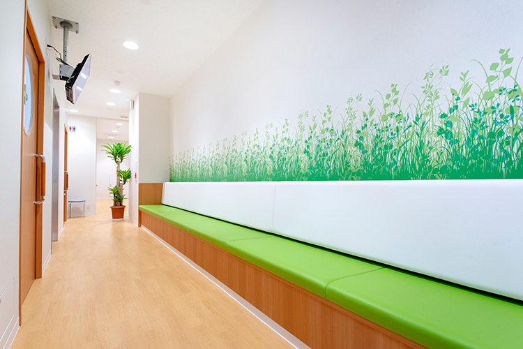 サン・キタノクリニック 渋谷区 待合室は奥に広く、開放感がある