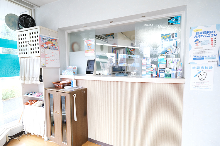マリンデンタルクリニック 越谷市 スタッフがにこやかに迎えてくれる