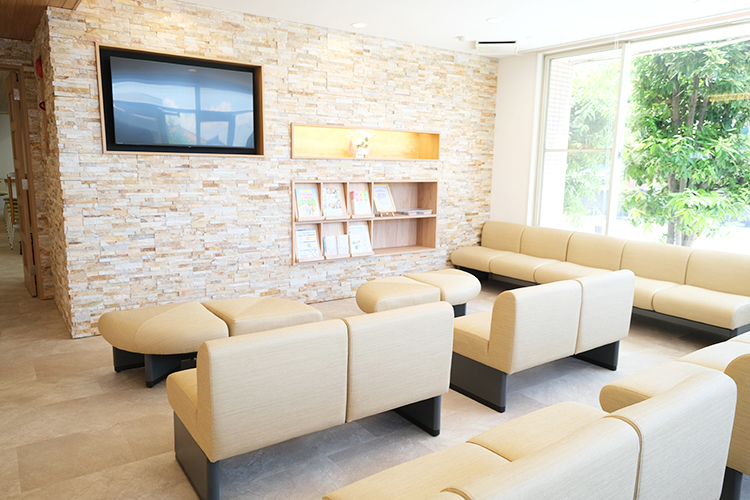 そぶえ整形外科弥富 弥富市 待合室は明るく広々とし、患者の憩いの場となるようこだわった