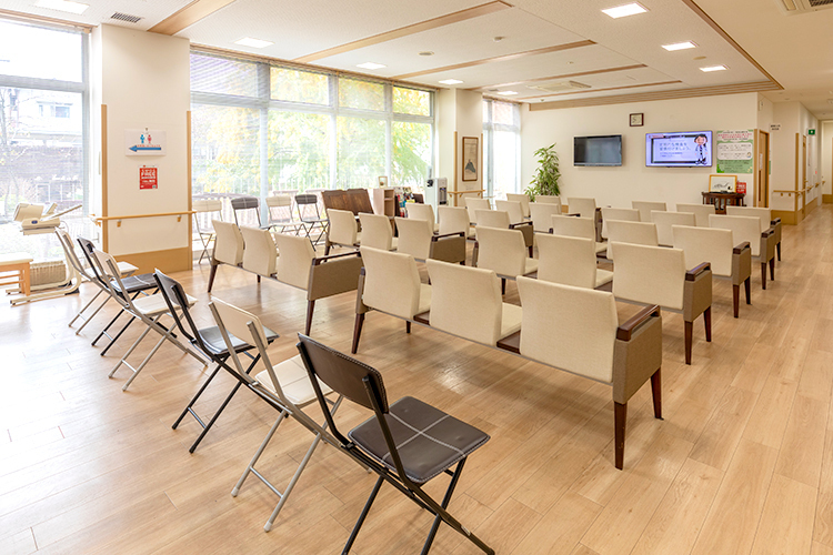 美術館診療所 高松市 院内中央の待合室は、広く開放感がある