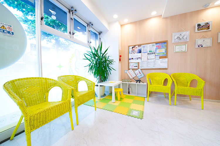 住吉ミモザ歯科・矯正歯科 江東区 待合室にはカラフルなキッズスペースもあり、子どもにも人気