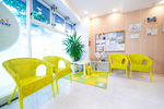 住吉ミモザ歯科・矯正歯科 江東区 待合室にはカラフルなキッズスペースもあり、子どもにも人気