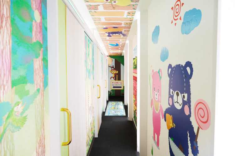 すぎもと歯科クリニック 練馬区 診察室までテーマパークのような内装の廊下を通る