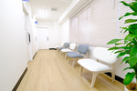 新宿サザンクリニック 新宿区 白と木目を基調とし、洗練された雰囲気の院内