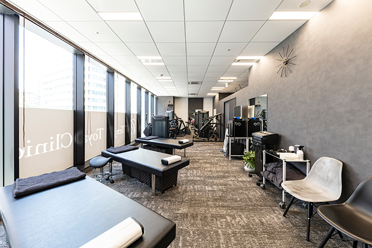 Tenjin Toya Clinic 福岡市中央区 景色の良いリハビリテーションルーム。充実した新鋭の機器を完備