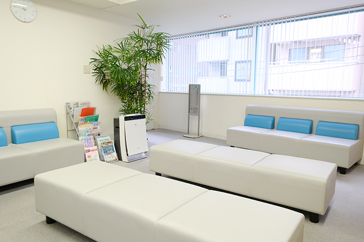水道橋メディカルクリニック 千代田区 広々とした待合室では、患者同士が間隔をあけて座ることができる