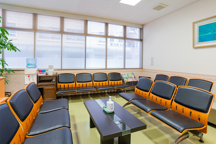 かつらクリニック 鹿児島市 ガラス張りで自然の明かりが入る待合室