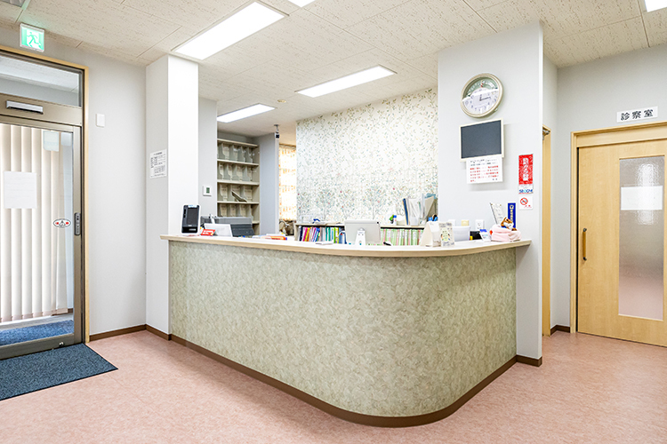 かいだ耳鼻咽喉科 名古屋市西区 バリアフリーの院内、受付は広々としている