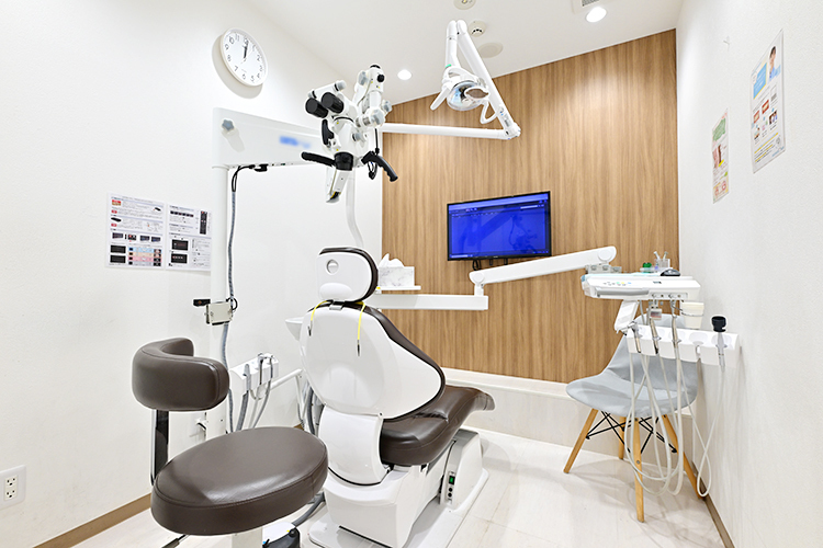 しのざきエキ歯科 江戸川区 治療ではマイクロスコープを用いて精密な治療を実施
