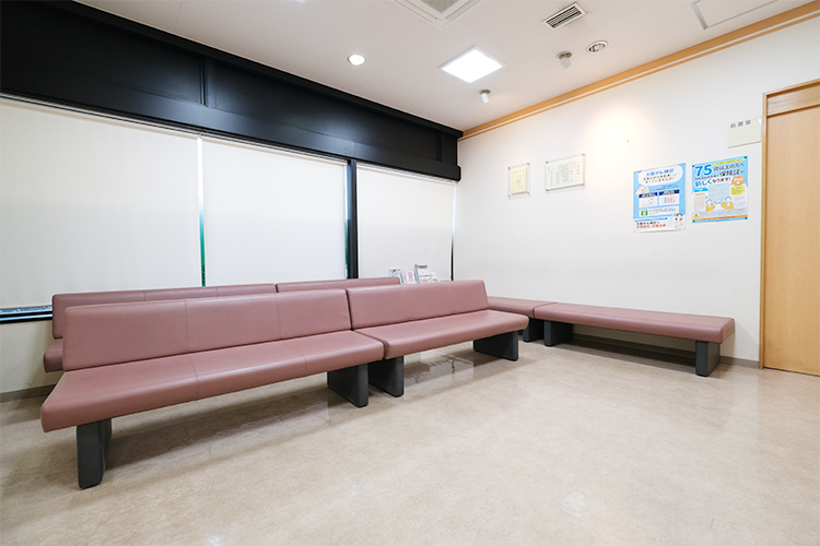 さかしたクリニック  横浜市磯子区 広々と清潔感のある待合室