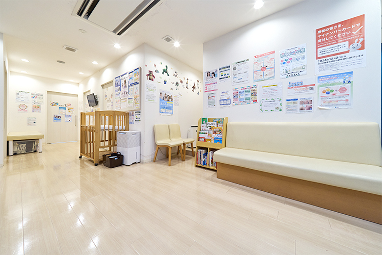 茗荷谷キッズクリニック 文京区 広々とした待合室