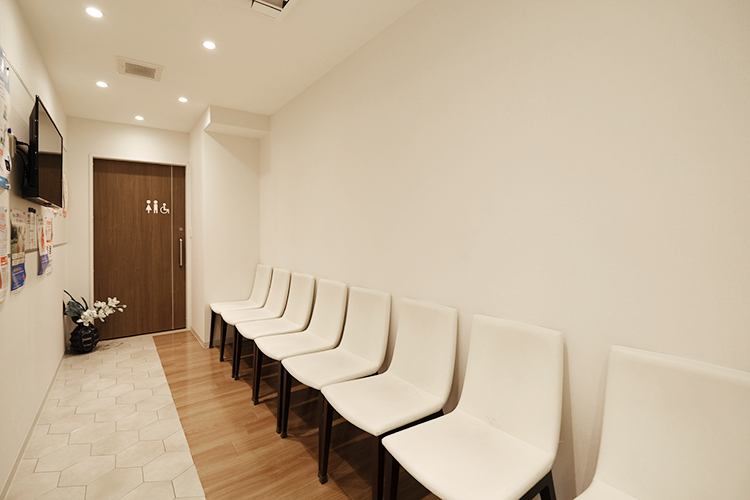 かみじま内科クリニック 小田原市 緑と木で自然をイメージした温かみのある待合室