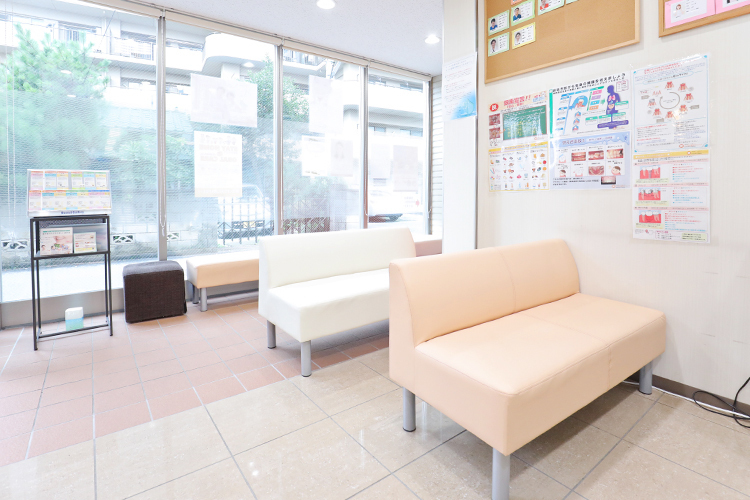 いしはた歯科クリニック 久喜市 待合室をリニューアルし、ゆったりとした空間になっている