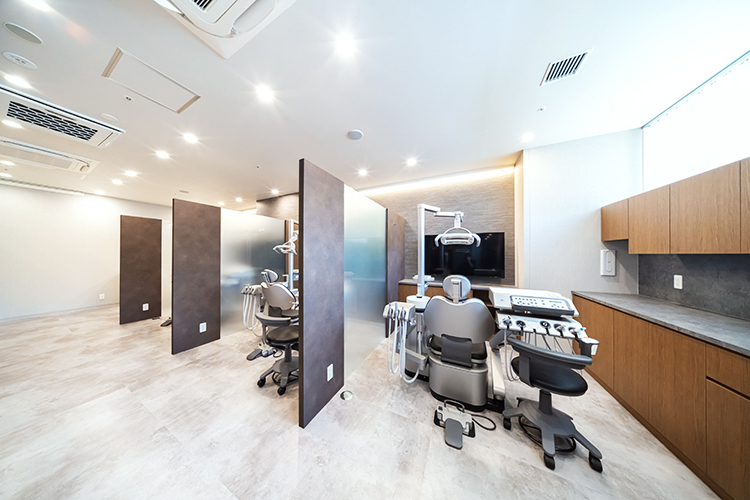 大宮いしはた歯科 さいたま市大宮区 診察室の高窓からは明るい日差しがたっぷりと入ってくる