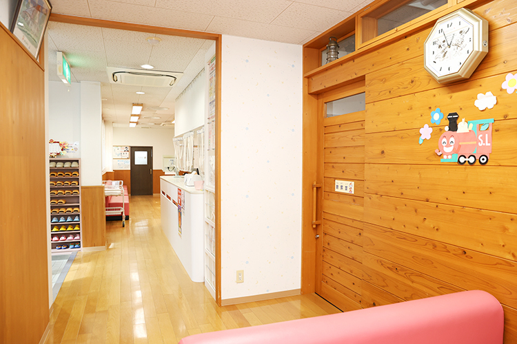 いわさき小児科内科医院 北九州市八幡西区 明るく、温かみのある待合室