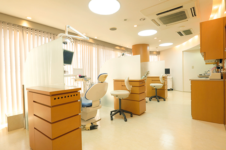 目黒 アーク歯科・矯正歯科 目黒区 大きな窓から光が差し込む、明るい診察室