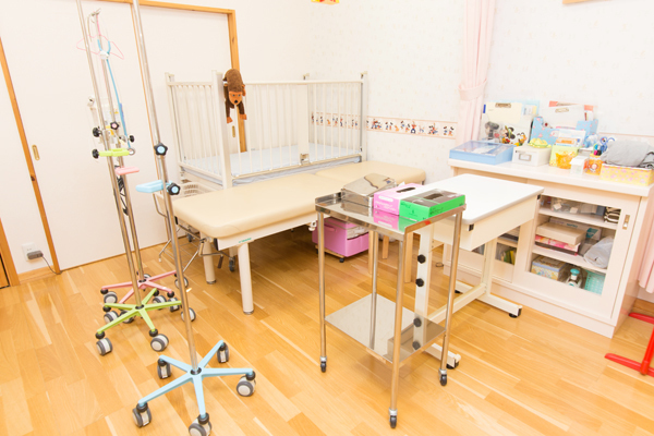 いとうこどもクリニック 成田市 清潔感ある検査室。ところどころに子どもが喜ぶ工夫がされている