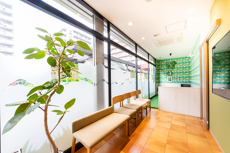 新狭山歯科 狭山市 明るい待合スペース